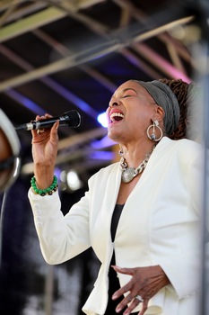 Linda Theus-Lee's Big Band: LTL Sings and Swings